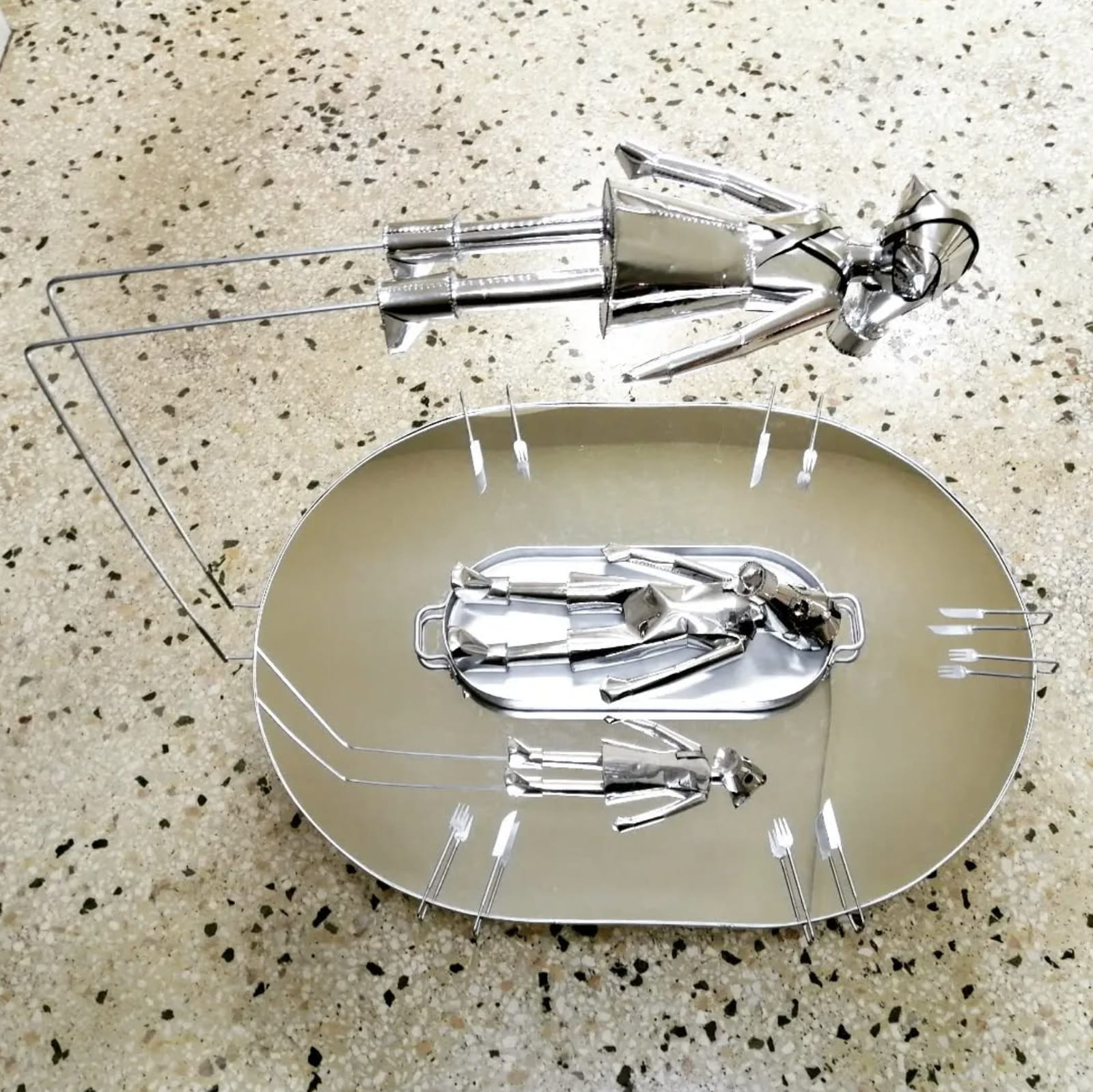 Archisearch Ερατώ Ταγαρίδη,Asphexia nervosa, 2019, 100 X 120 X 50 Μέταλλο, καθρέφτης από πλεξιγκλάς, φιγούρες από χοντρό ύφασμα με εντύπωση καθρέφτης