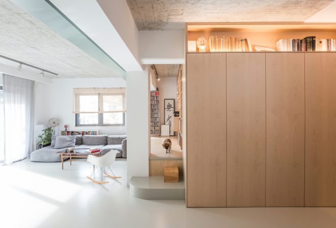 Archisearch - Π22: οι Cadu Architects μεταμορφώνουν έναν πρώην γραφειακό χώρο στα Εξάρχεια, σε ενιαίο οικιακό τοπίο γύρω από ένα ξύλινο κουτί