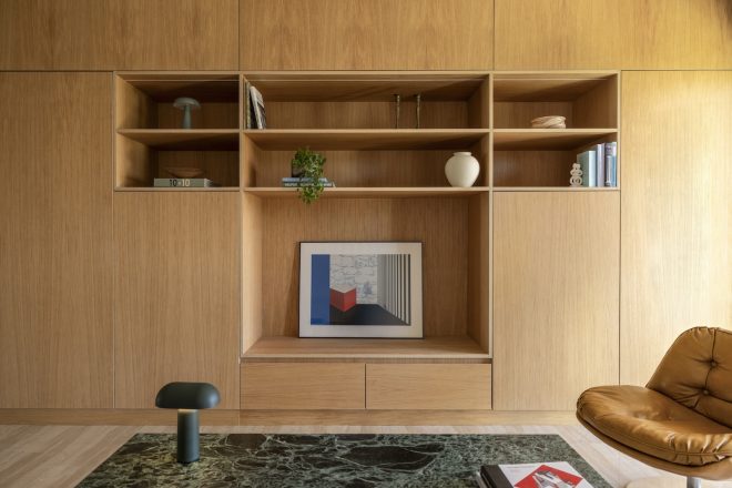 Archisearch - Η αρχιτέκτονας Βιργινία Μαλάμη επανασχεδιάζει το διαμέρισμα Δ στη Βουλιαγμένη γύρω από μια ξύλινη, γραμμική ραχοκοκαλιά.