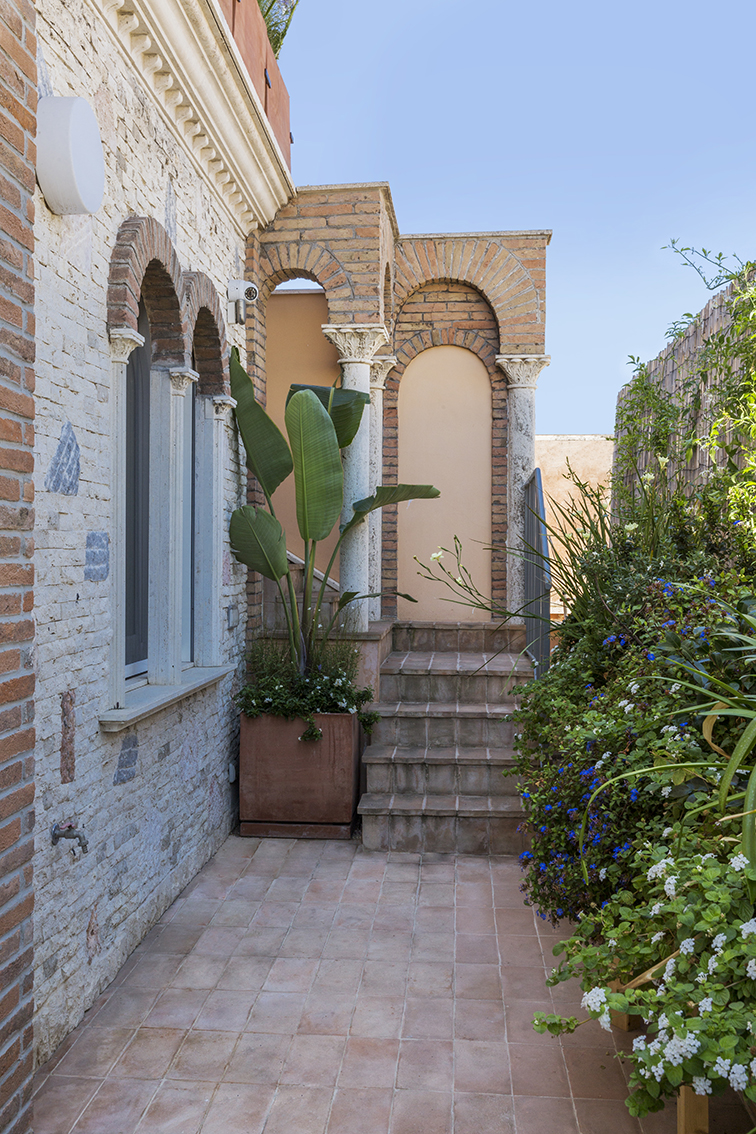 Archisearch House B+B in Rome: Alvisi Kirimoto designs an artist's loft-atelier overlooking the Colosseum