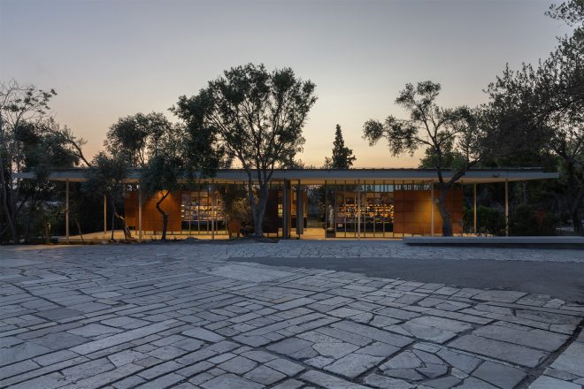 Archisearch - Νέο Πωλητήριο Ακρόπολης: διαφάνεια, διαπερατότητα και η διαχρονική γοητεία του αιωρούμενου στεγάστρου από τους FLUX-Office