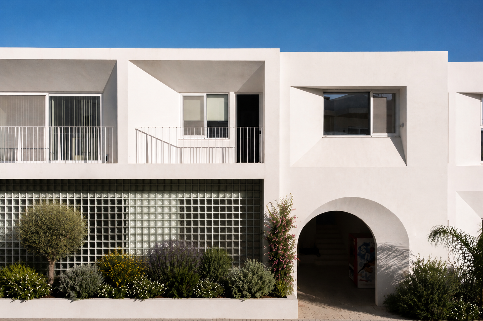 Archisearch Οι Poliedro Architects Mετατρέπουν Ξενοδοχείο του 1980 στο Ρέθυμνο στην Ιδιωτική Κατοικία τους ως μια Πράξη Αποκάλυψης.