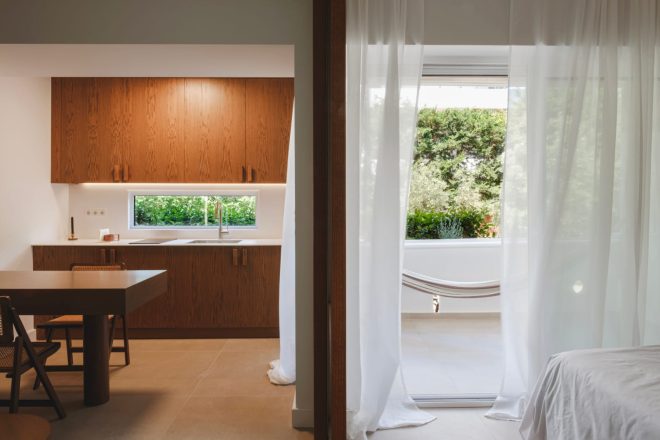Archisearch - Οι aphe σχεδιάζουν έναν Χώρο Καλοκαιρινής Διαμονής στην Βάρκιζα με πρωταγωνιστές το ξύλο, την ώχρα και το γυαλί.