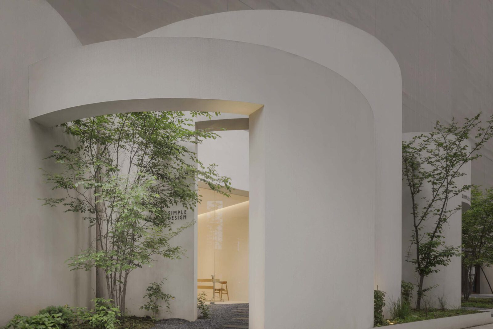 Archisearch 14_The extended curved wall forms a natural entryway ©W Workspace