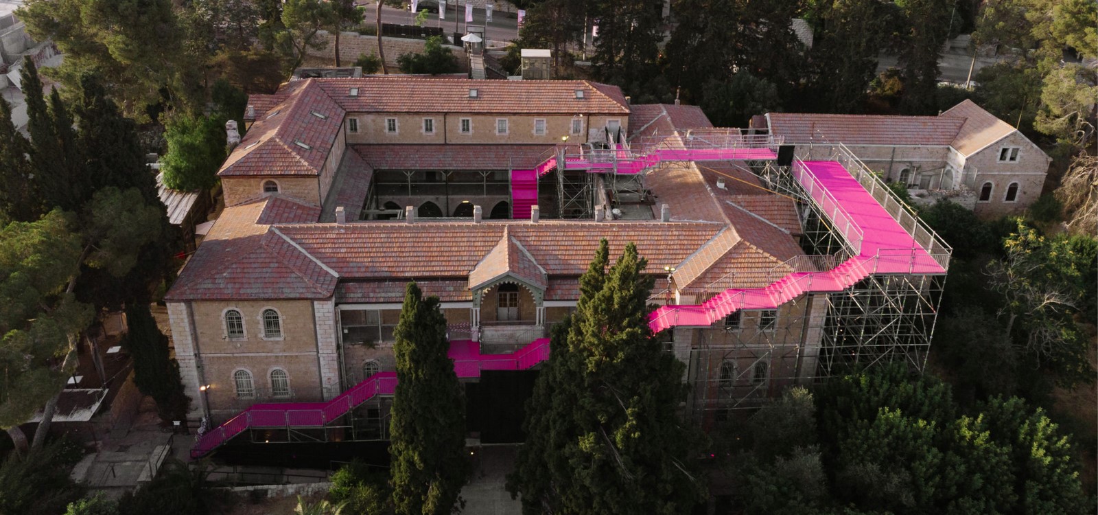 Archisearch 90 DEGREES installation by HQ Architects for Jerusalem Design Week 2019 shifts buiding's orientation