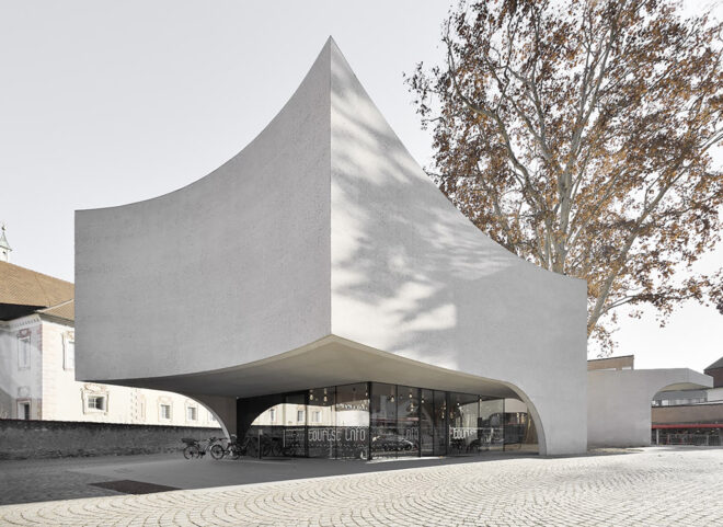 Archisearch - TreeHugger : a bold concrete building by MoDusArchitects wraps public space with sinuous curves