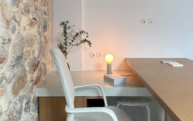 Archisearch - The Architect's Office: η αρχιτέκτονας Αργυρώ Ευσταθίου σχεδιάζει το γραφείο της στη Κυψέλη αναδεικνύοντας την ειλικρίνεια των υλικών και τη χρονικότητα του υφιστάμενου κελύφους.