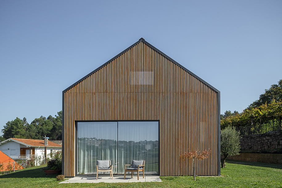Archisearch Santo Tirso House: a playful reconfiguration of the traditional Portuguese house |  Hous3