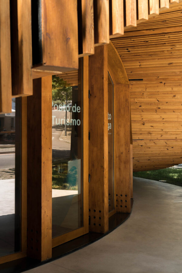 Archisearch Alto Tâmega Tourism Info Point: a circular plan over a concrete slab covered in wood  | AND-RÉ Arquitectura