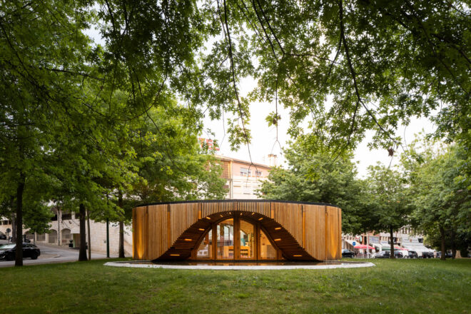 Archisearch Alto Tâmega Tourism Info Point: a circular plan over a concrete slab covered in wood  | AND-RÉ Arquitectura