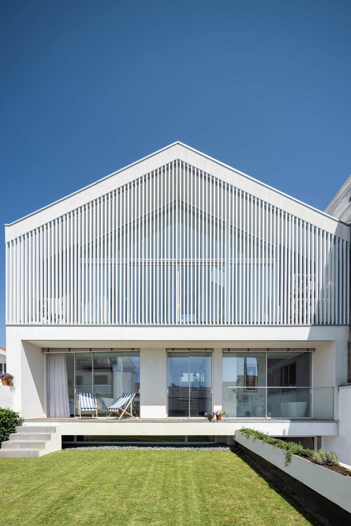 Casa Cor de Sal in Costa Nova do Prado, Portugal | by Rómulo Neto ...