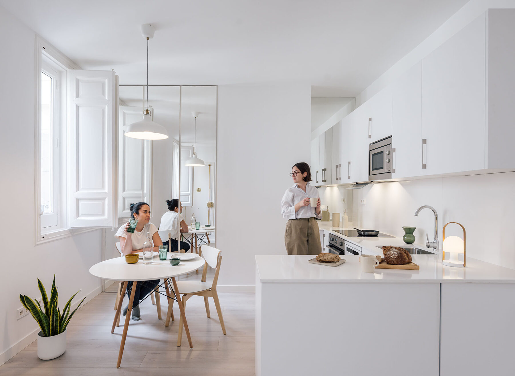 Archisearch Flat White - Renovation of an apartment to rent in Plaza de España by gon architects