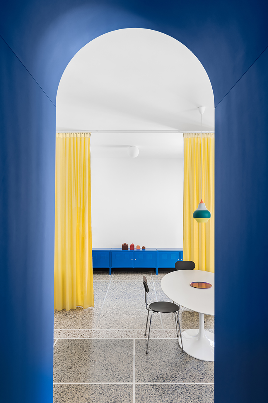 Archisearch Retroscena: a manifesto house in Rome with ironic and bold pop scenarios revolutionized by La Macchina Studio