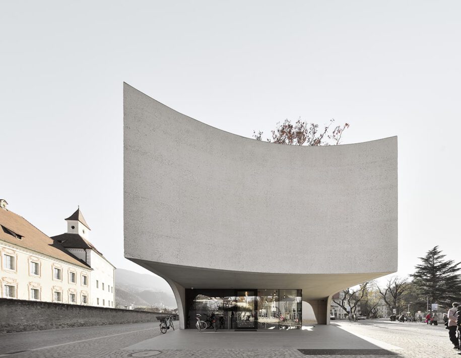 Archisearch TreeHugger : a bold concrete building by MoDusArchitects wraps public space with sinuous curves