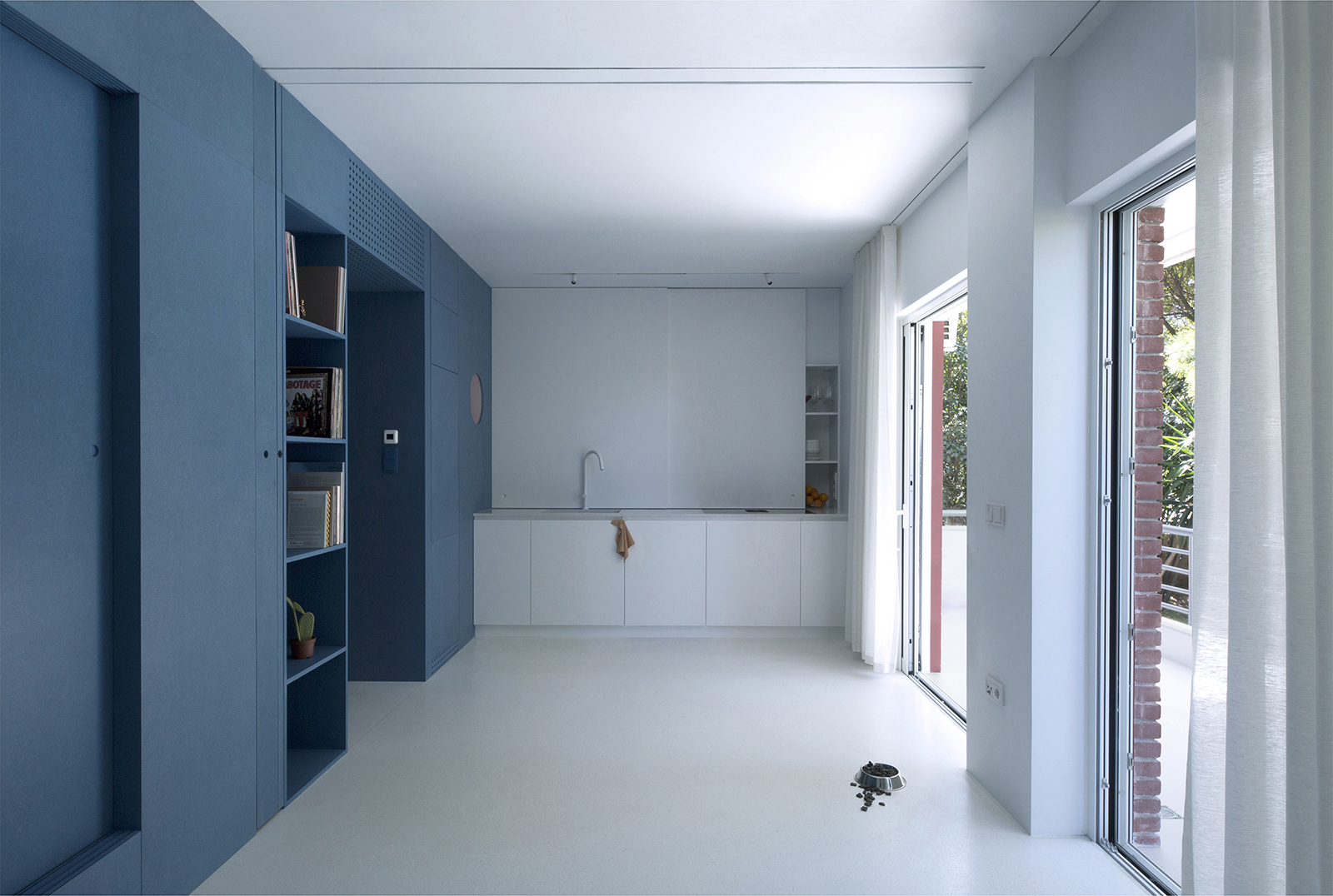 Archisearch Example #1: renovation of a 36m2 flat in Vouliagmeni, Athens by Oblique