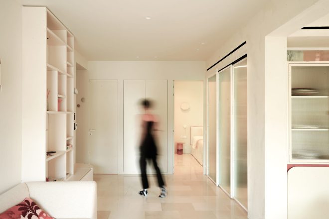 Archisearch - Appartement Bonbon: Οι YRIA DESIGN ανασχεδιάζουν παραλιακό διαμέρισμα στη Βουλιαγμένη ως ένα φωτεινό, πολυμορφικό χώρο διαβίωσης που μεταβάλλεται καθ’ όλη τη διάρκεια του έτους.