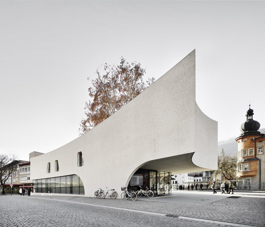 Archisearch TreeHugger : a bold concrete building by MoDusArchitects wraps public space with sinuous curves