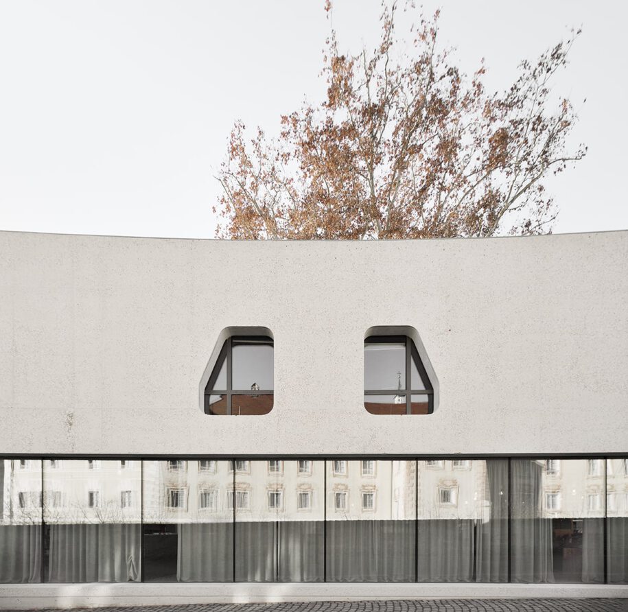 Archisearch TreeHugger : a bold concrete building by MoDusArchitects wraps public space with sinuous curves