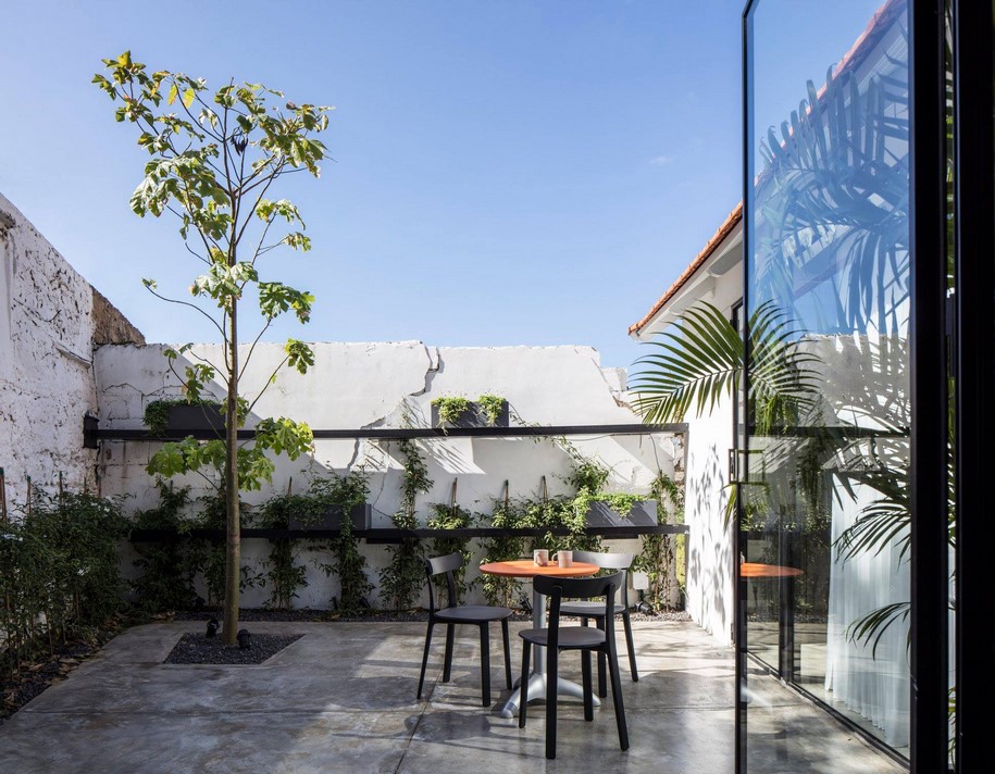 Archisearch Raz Meladed designed a modern shack in the historic Neve Tzedek neighborhood in Tel Aviv