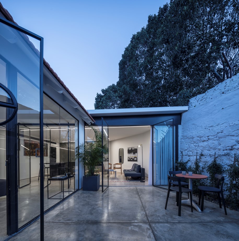 Archisearch Raz Meladed designed a modern shack in the historic Neve Tzedek neighborhood in Tel Aviv