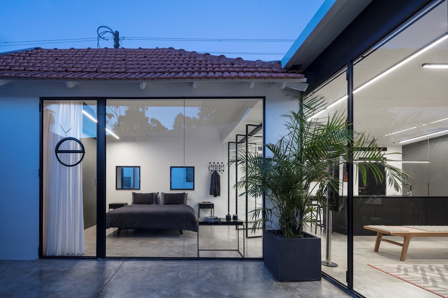 Archisearch Raz Meladed designed a modern shack in the historic Neve Tzedek neighborhood in Tel Aviv