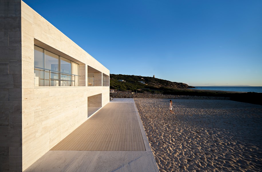 Archisearch House of the Infinite  is situated at the edge of the Atlantic Ocean / Alberto Campo Baeza