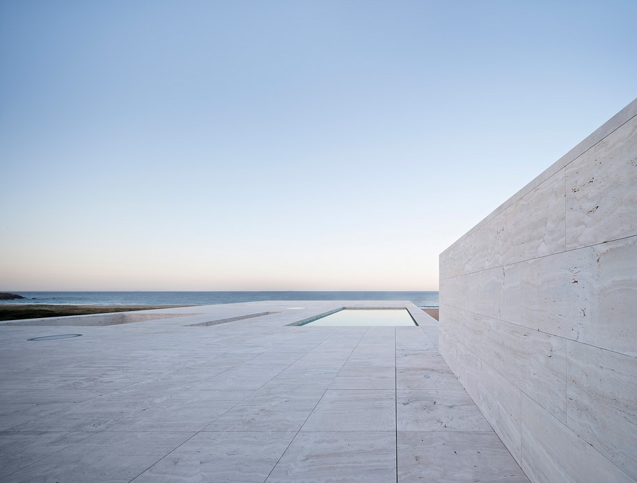 Archisearch House of the Infinite  is situated at the edge of the Atlantic Ocean / Alberto Campo Baeza