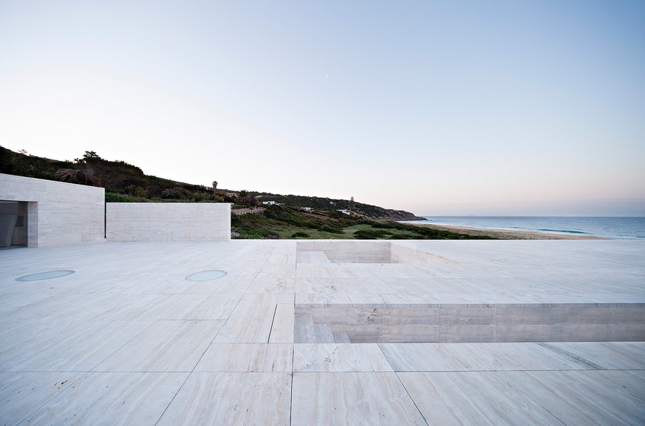 Archisearch House of the Infinite  is situated at the edge of the Atlantic Ocean / Alberto Campo Baeza