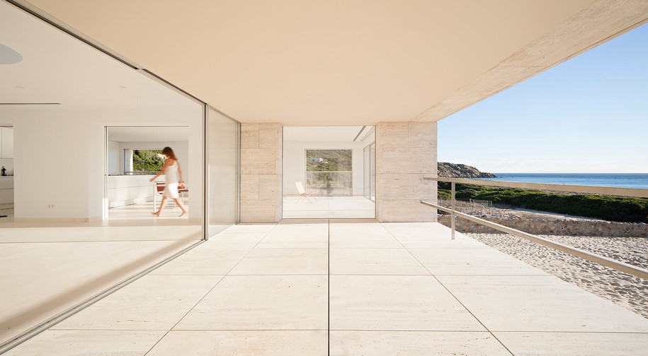 Archisearch House of the Infinite  is situated at the edge of the Atlantic Ocean / Alberto Campo Baeza