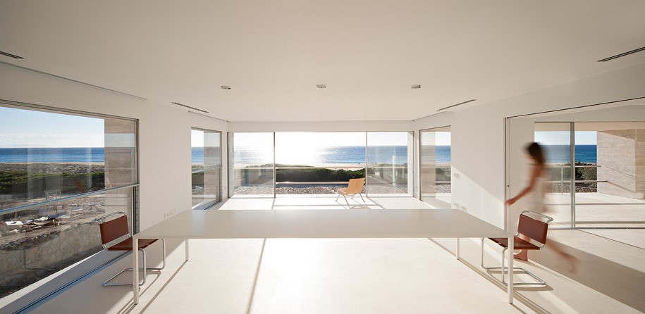 Archisearch House of the Infinite  is situated at the edge of the Atlantic Ocean / Alberto Campo Baeza