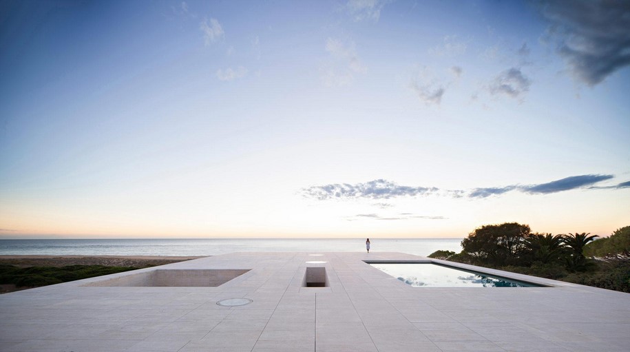 Archisearch House of the Infinite  is situated at the edge of the Atlantic Ocean / Alberto Campo Baeza