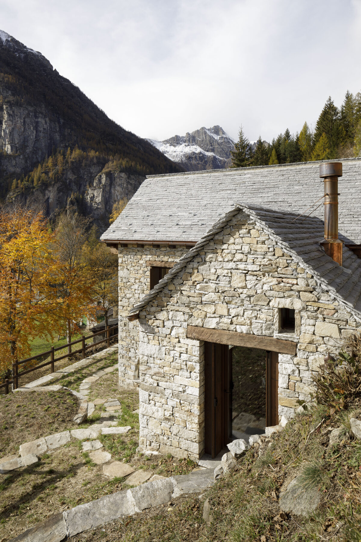 Archisearch House Cinsc: a retreat among the peaks of the Italian Alps by ATOMAA