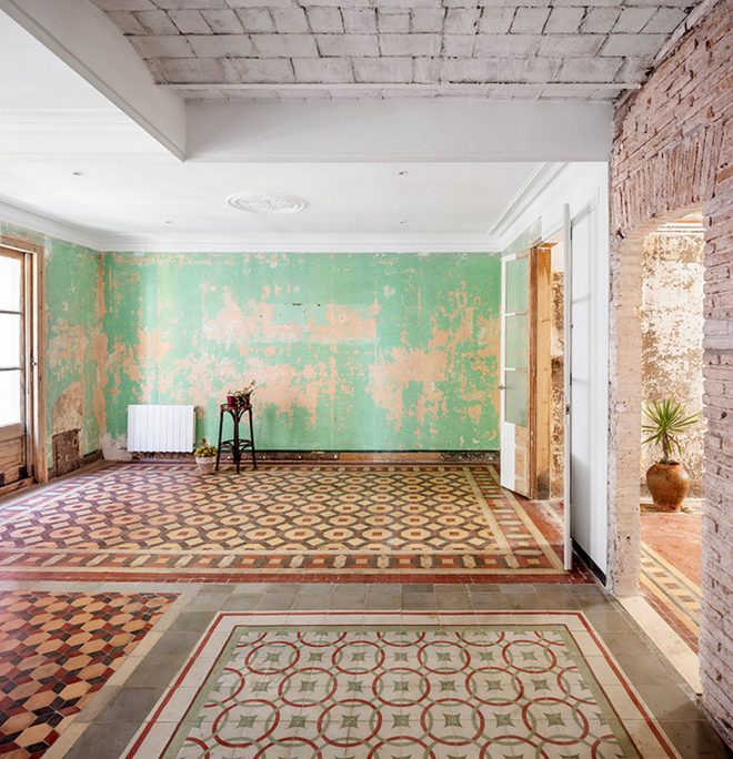 Archisearch - ÁGORA arquitectura brought to light and restored ancient frencoes after the renovation of a 1872 building in Barcelona