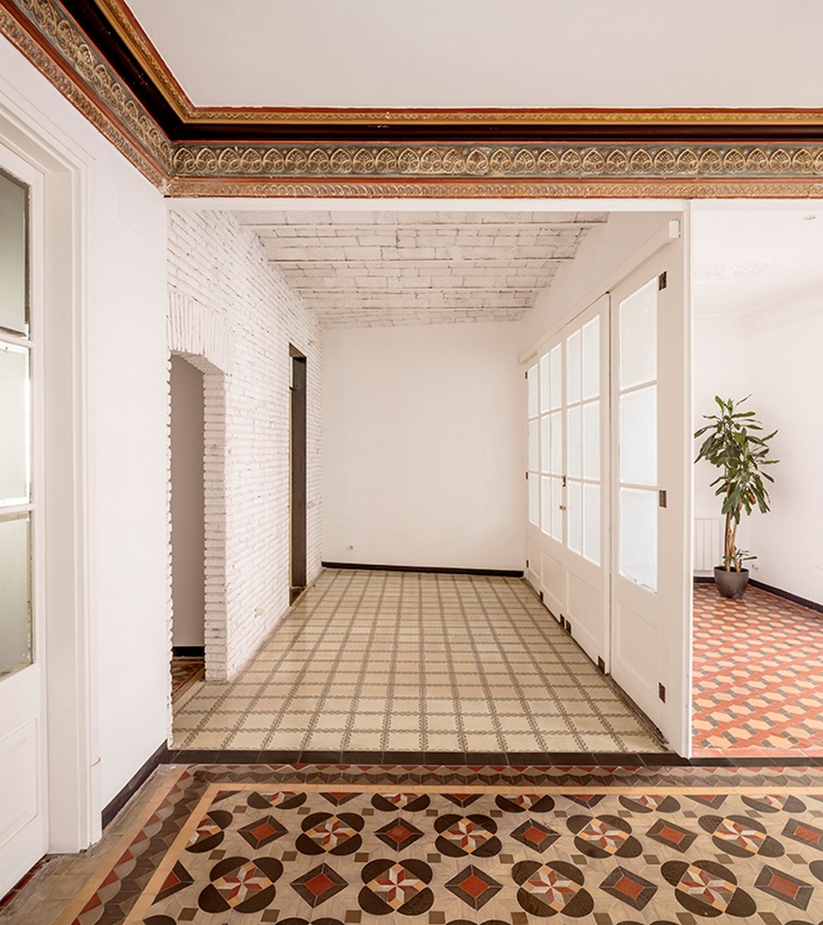 Archisearch ÁGORA arquitectura brought to light and restored ancient frencoes after the renovation of a 1872 building in Barcelona