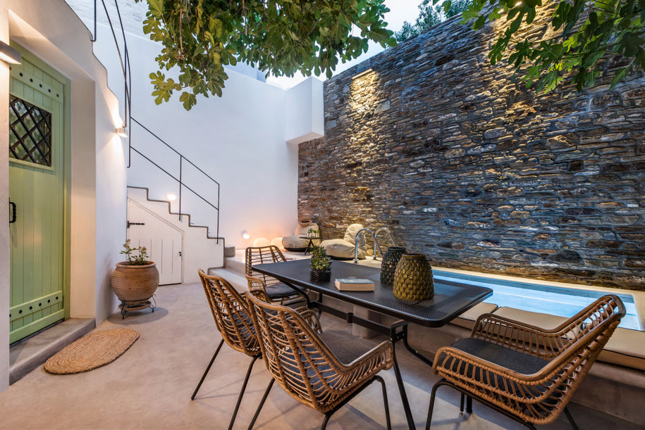 Archisearch An internal courtyard with extroversion in Andros | Domitech