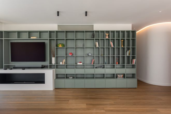 Archisearch - Green Box: Mε μια Λαδί Βιβλιοθήκη, οι Archiwave Μετατρέπουν ένα Πρώην Γραφείο στο Χαλάνδρι στην Κατοικία μιας Εκπαιδευτικού