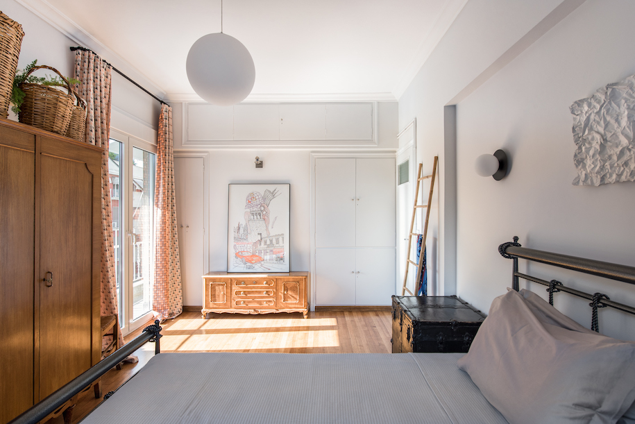 Archisearch Architect Kostis Chatzigiannis designed the interior of an Athenian Apartment full of art