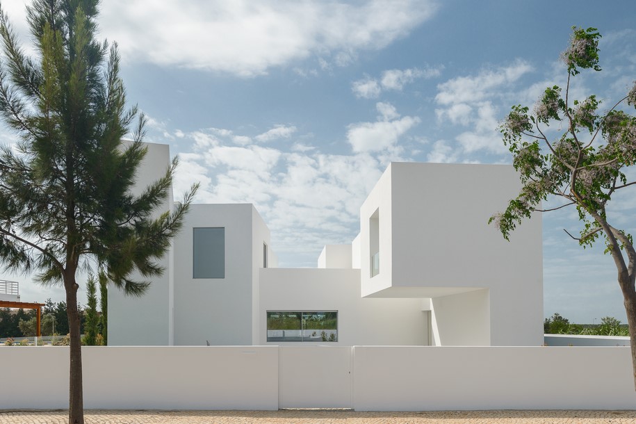 Archisearch Corpo Atelier creates an inner landscape Between Two White Walls