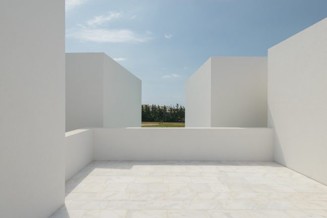 Archisearch - Corpo Atelier creates an inner landscape Between Two White Walls