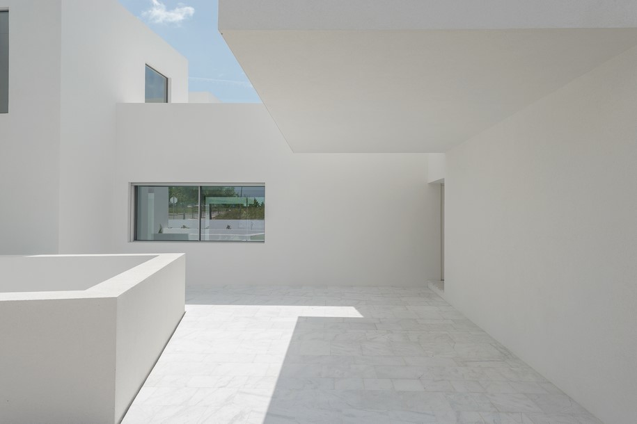 Archisearch Corpo Atelier creates an inner landscape Between Two White Walls