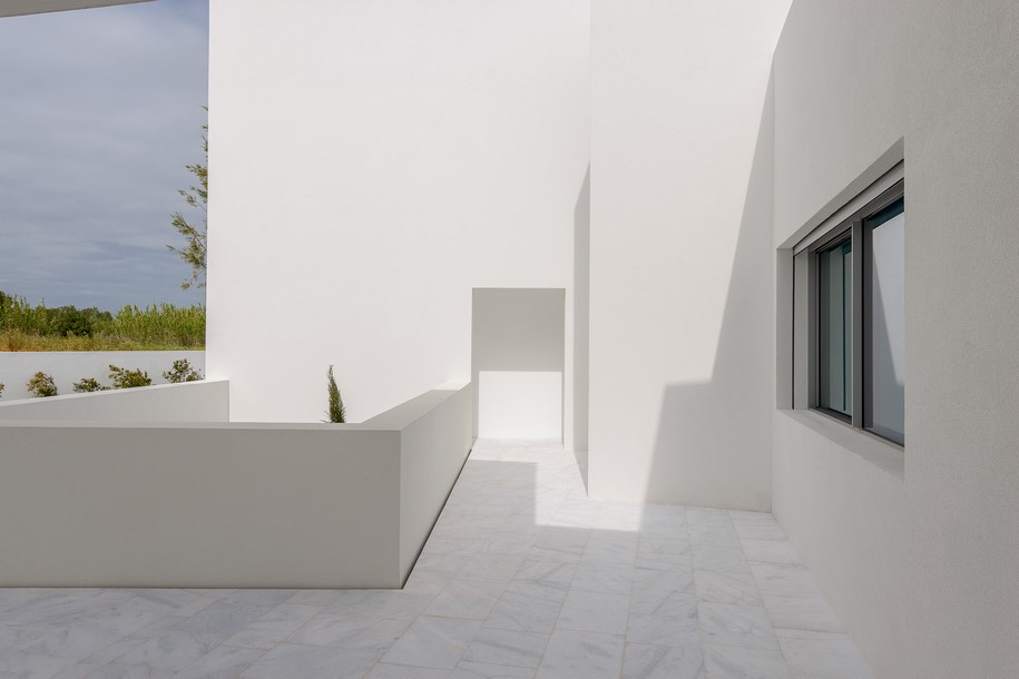 Archisearch Corpo Atelier creates an inner landscape Between Two White Walls