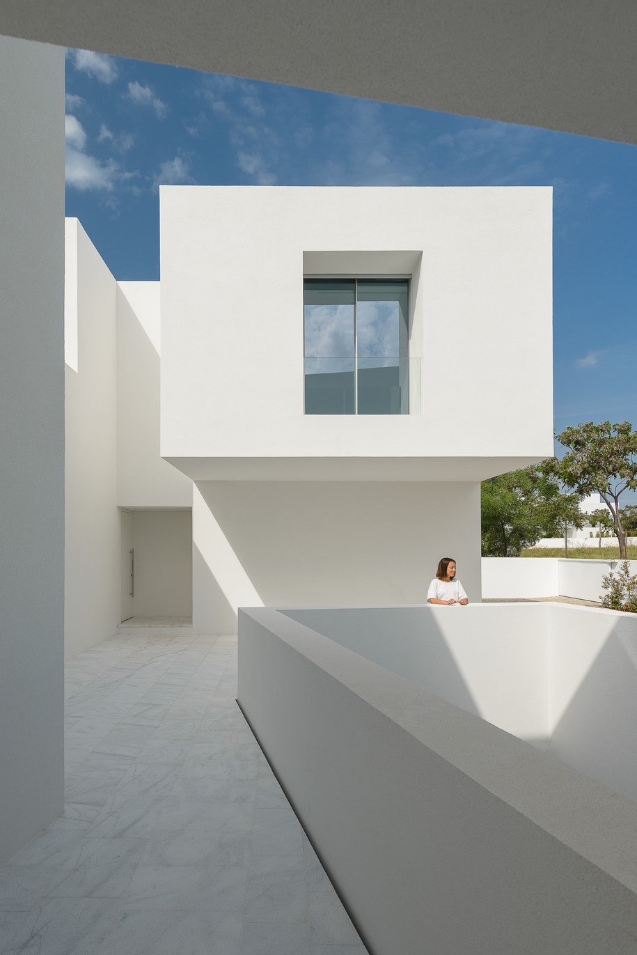 Archisearch Corpo Atelier creates an inner landscape Between Two White Walls