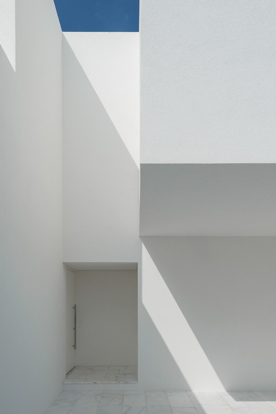 Between Two White Walls, Corpo Atelier, Vilamoura, Portugal, 2017, minimalism