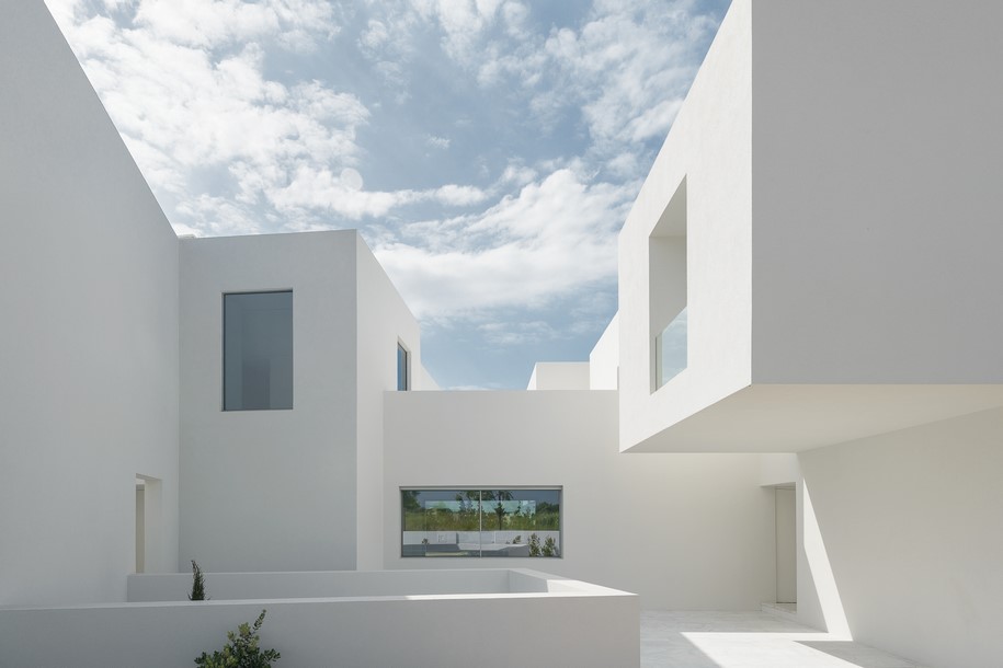 Between Two White Walls, Corpo Atelier, Vilamoura, Portugal, 2017, minimalism
