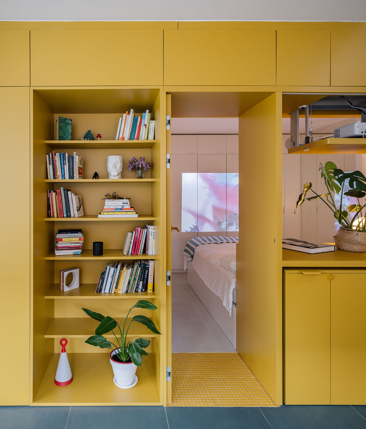 Archisearch Casa Gialla - Renovation of an apartment in Puerta del Sol by gon architects