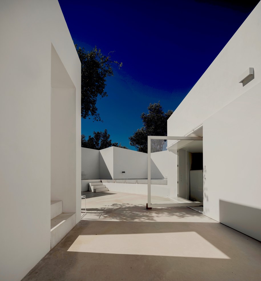 Casa Luum, Pedro Domingos arquitectos, Casa Agostos, white, minimal, patio, pool, Santa Barbara, Faro