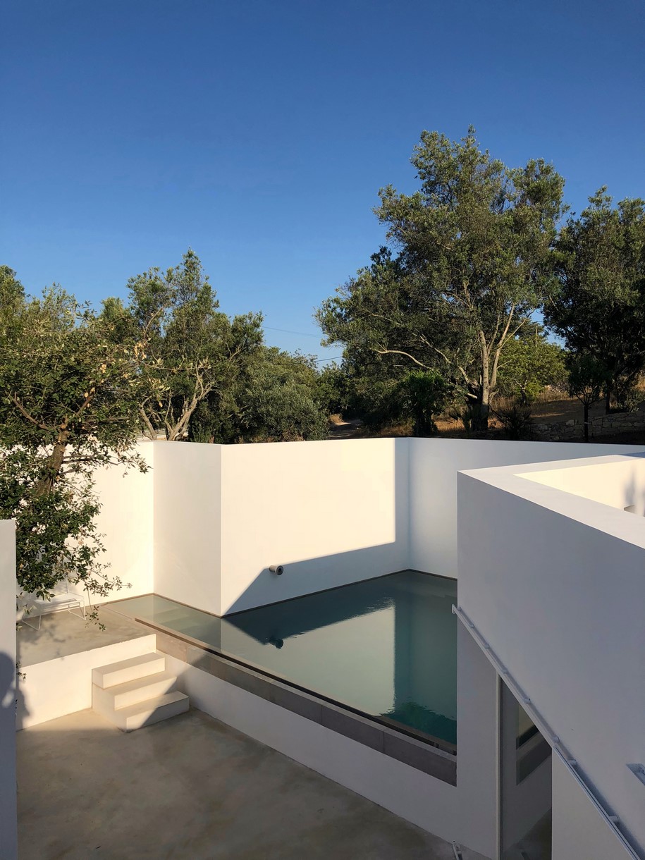 Casa Luum, Pedro Domingos arquitectos, Casa Agostos, white, minimal, patio, pool, Santa Barbara, Faro