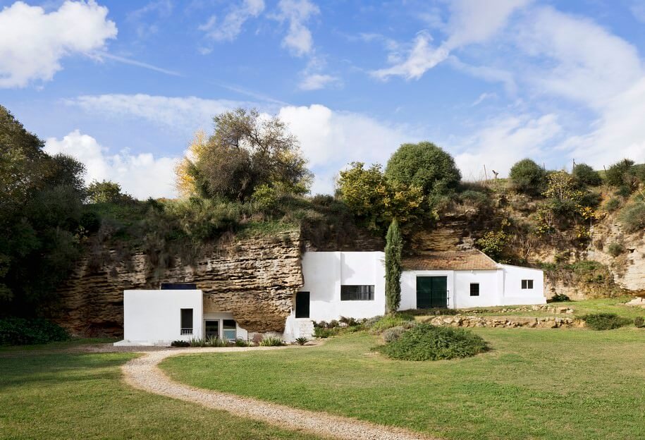 cave house, UMMOestudio, Spain, home, residence, architecture, simplicity, minimalism, architecture, interior, white, modernism