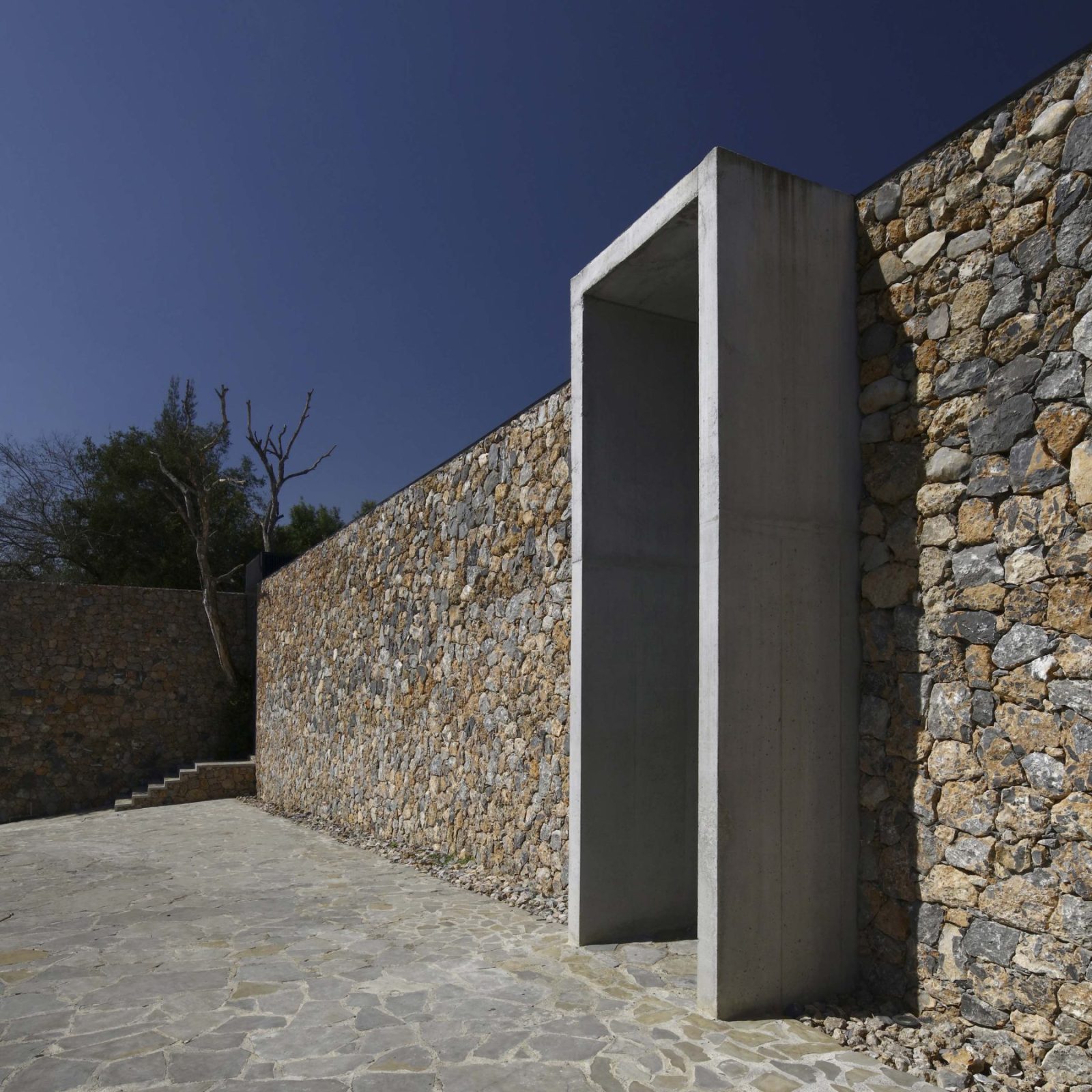 Archisearch Dream Houses: S-AR Design La Villa de Santiago in Mexico as A Monolithic Concrete Home Framed by Patios