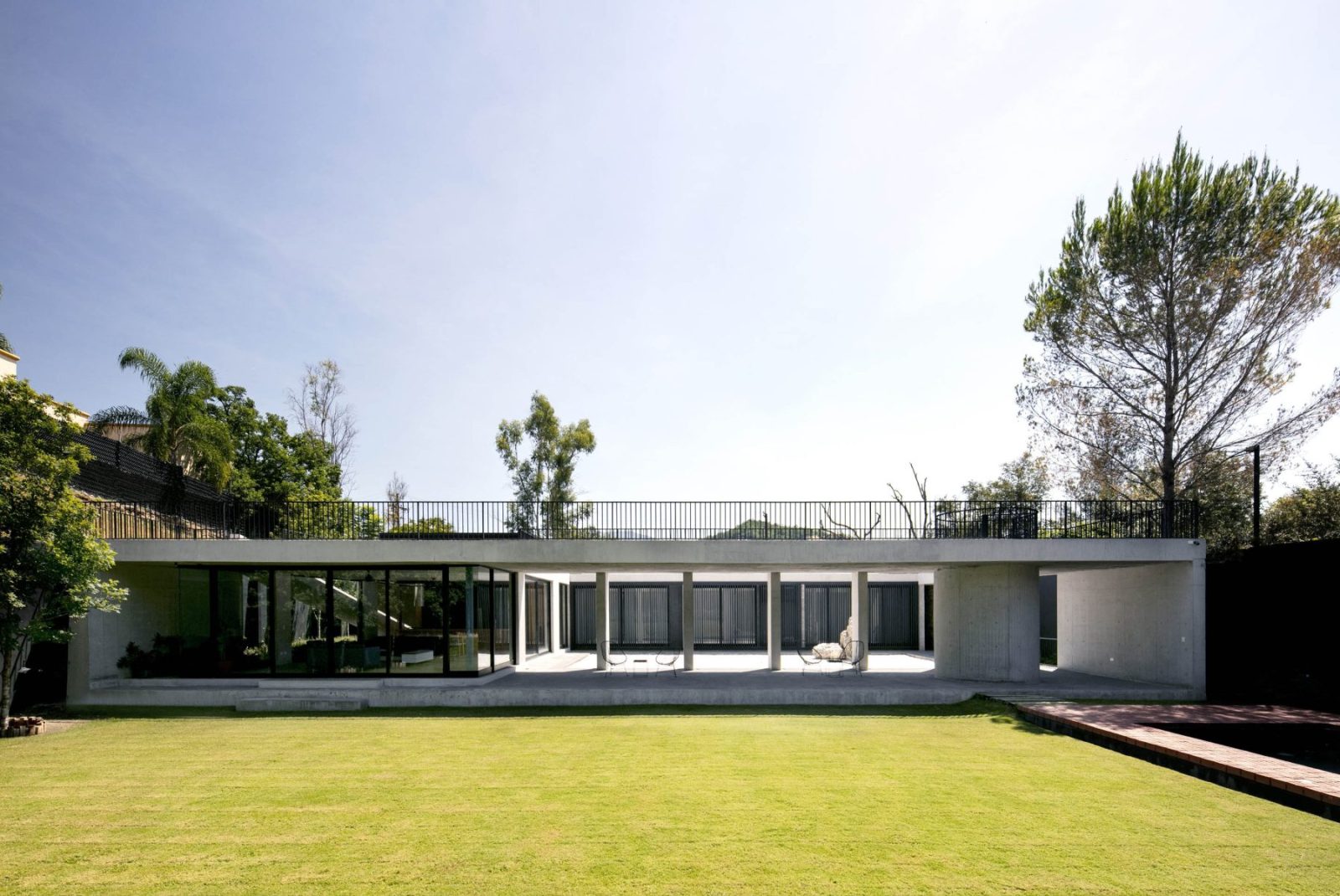Archisearch Dream Houses: S-AR Design La Villa de Santiago in Mexico as A Monolithic Concrete Home Framed by Patios